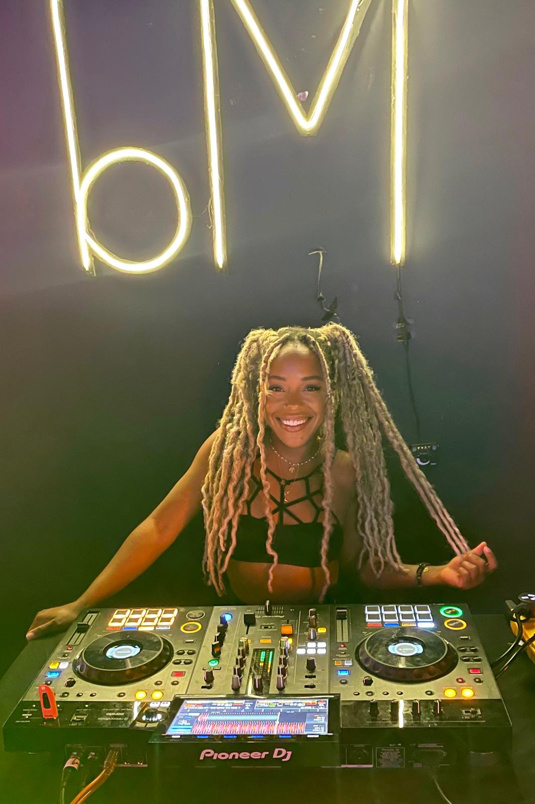 Soyumi behind the decks